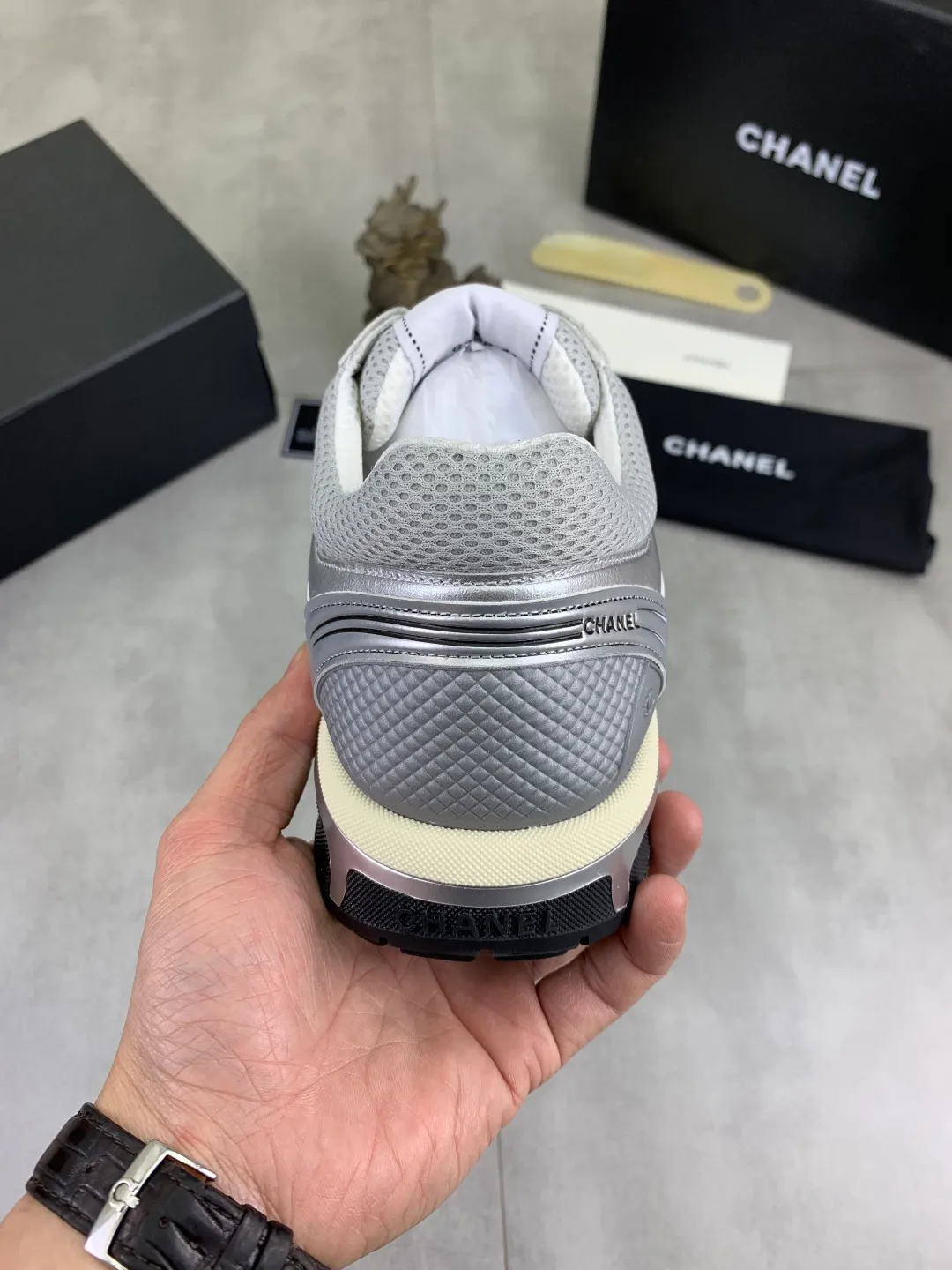 Men's Men's Shoes P620 New Chanel Chanel 25K Silver Horn Golden Horn King Casual Sports Shoes Original purchase and development Made by Xiaoxiang C Home Another super popular item in the counter, loved by Internet celebrity bloggers and ladies, various praises on social platforms, super popular, textured, breathable and super spring and summer. Seeing this issue always arouses the inner desire of fashion among girls. The latest suede material, classic black and white color, full of fashionable feeling on the feet. Easy to take care of, exquisite packaging at the delivery counter🛍📦 ▪️Fabrics: Original customized imported cowhide + mesh ▪️Inner lining: Customized imported breathable mesh ▪️Sole: Original molded rubber foam material ▪️Sole thickness: 4.5CM ▪️Size: 38-44